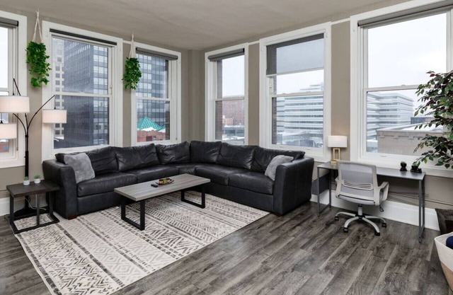 City Oasis 2br w/Skyline Views