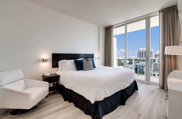 City&Ocean View Balcony. Pool & Hottub. Fast Wi-Fi