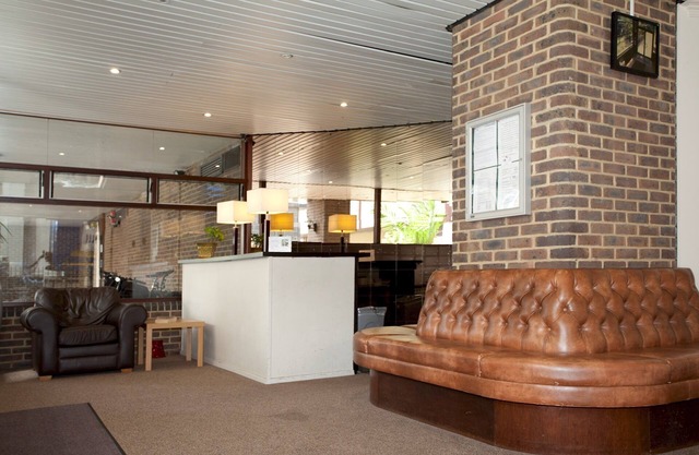 City of London Large Studio Apartment in Luxury Apartment Block