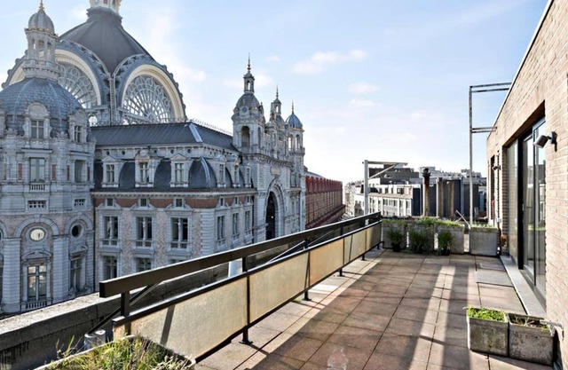 City PENTHOUSE, rooftop terrace, free NETFLIX, wifi and airco