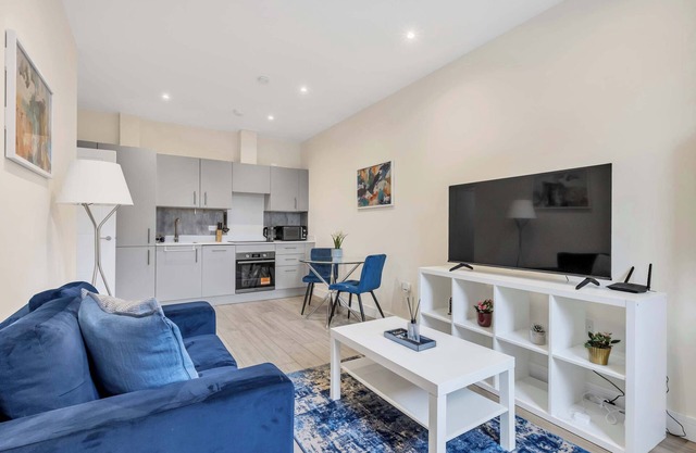 City Service Lets - Cheam Gem: 2-Bed Flat Near London
