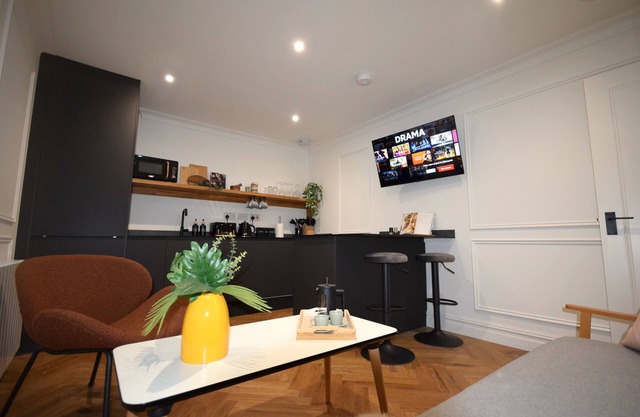 CITYeSCAPE - 1BR, Sofa Bed, Balcony, Window Shower