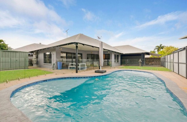 Cityside Hideaway: Pool - Workstation - Markets