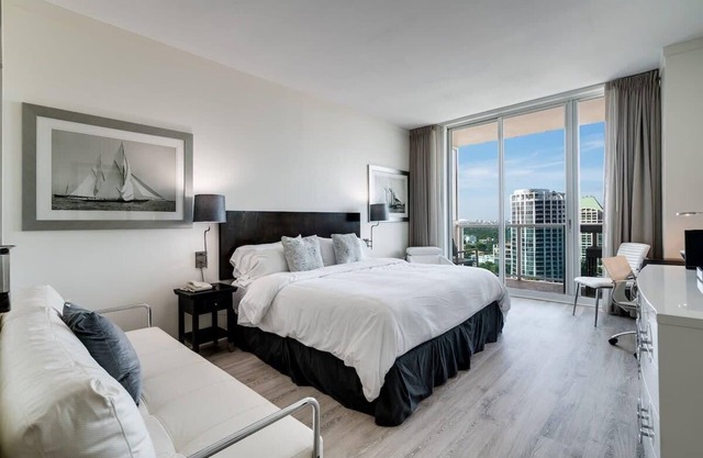 CityView Balcony Pool& Hottub. Wi-Fi. Full Kitchen