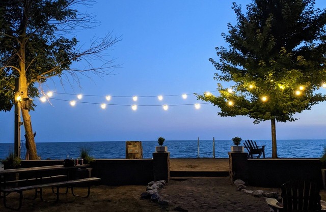 CJs Lakehouse is 1km to Point Pelee. Huge yard, firepit, pets welcome!