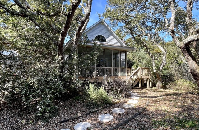 Clara de Luna: Private location. Close to village activities.