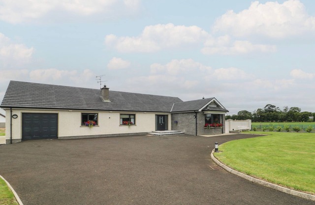 CLARMES HOUSE, pet friendly, with a garden in Limavady