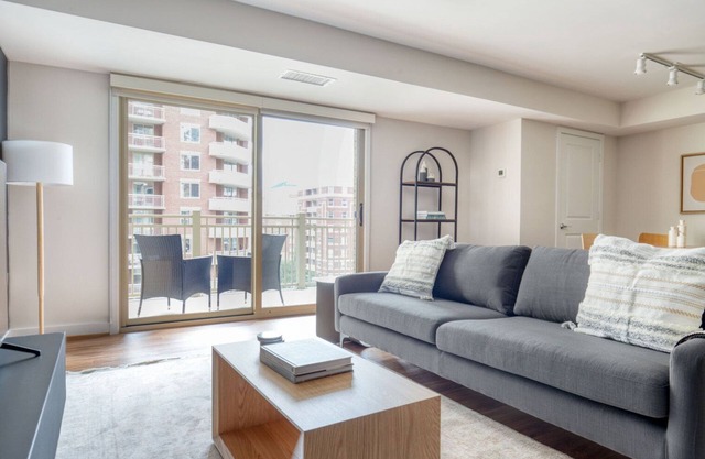 Classic Ballston 2BR w/Concierge, Gym & Pool, near Metro, by Blueground
