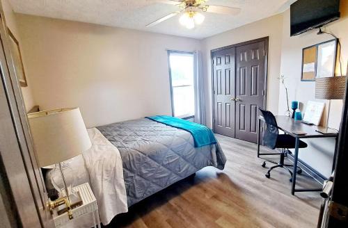 Classic Bedroom 2 - Queen Bed, Desk, TV, Closet