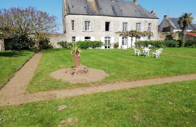 Classic French Presbytere 4 km Utah beach.