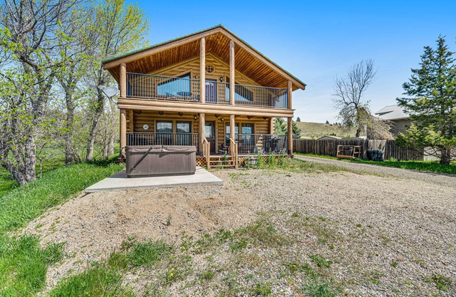 Classic home w/loft, private hot tub, 2 fireplaces, gas grill, W/D, large deck