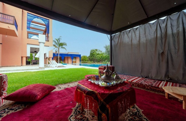 Classic Moroccan 6-bedroom villa with swimming in Marrakech