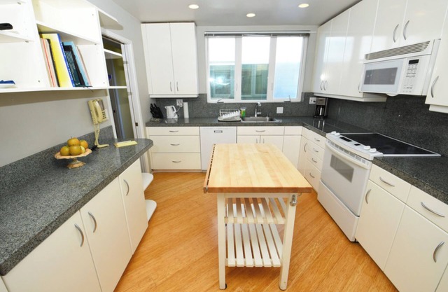 Classic & Peaceful Condo, Fully Furnished 2BD/2BA Condo w/1 Car Garage Parking