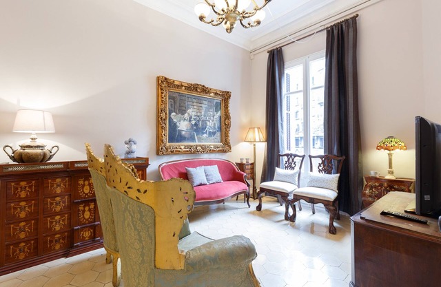 Classic style 7 bedroom apartment in the city center