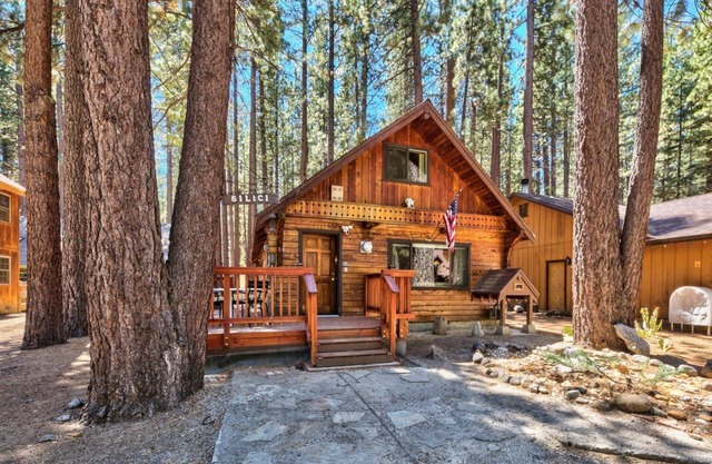 Classic Tahoe Cabin-come play in the mountains, explore our trails and lakes