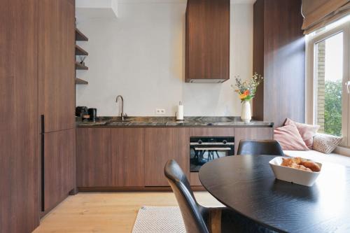 Classy 1BR Apartment Overlooking a Beautiful Park
