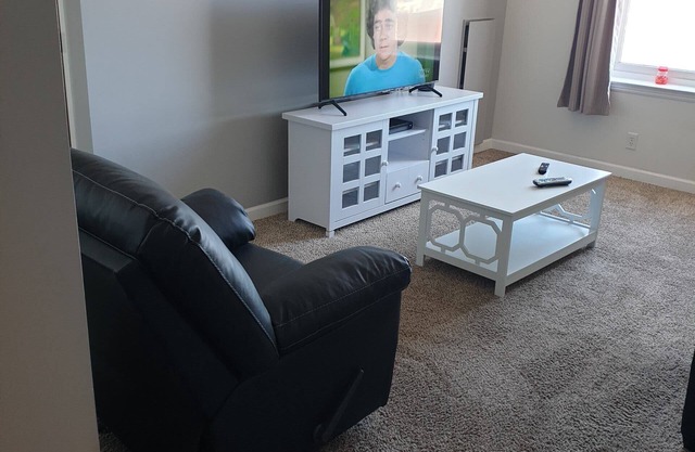 Classy Downtown 1 Bed Condo, free parking garage