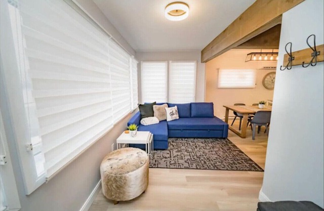 Classy Main Canadian Suite - Close to Attractions