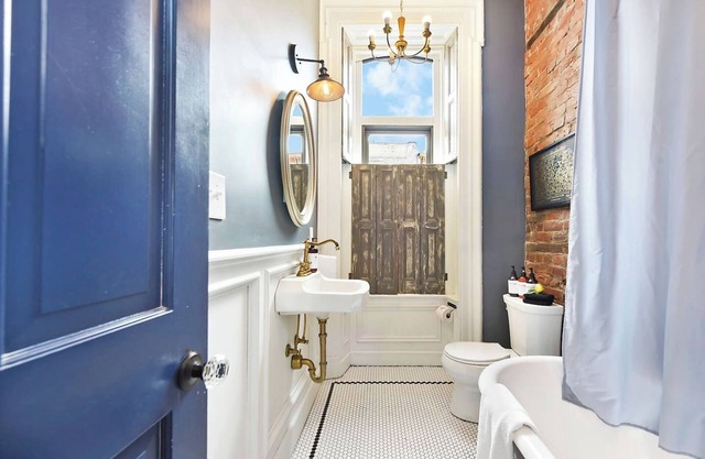 Classy Vintage Stay Minutes to Downtown & Stadiums