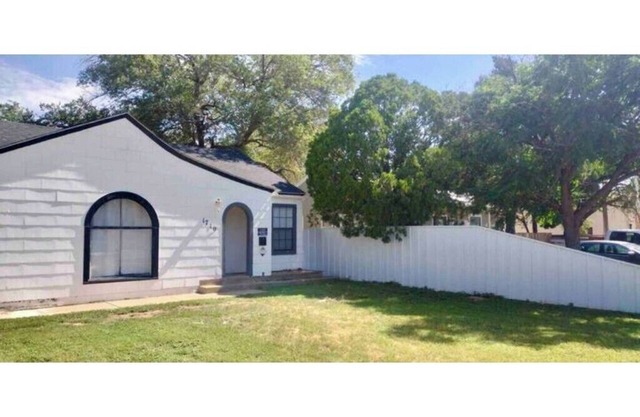 Clean 3 BR 2BA White House Near TTU & UMC