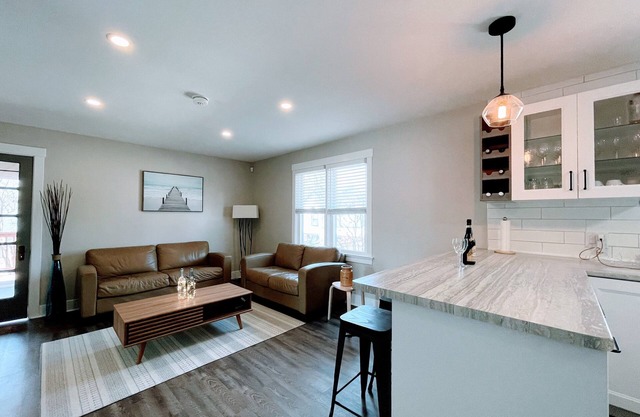 Clean Cottage minutes from the beach and other local beach town amenities.