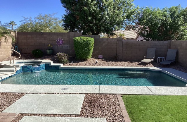 Clean Family Home/Resort like outdoor space