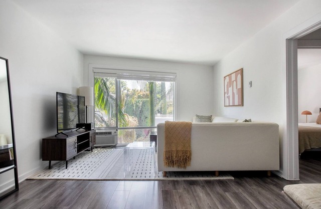 Clean Mid-Wilshire 1BR w/Pool, near Restaurants & Shops, by Blueground