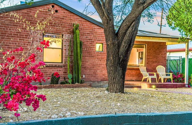 Clean Modern Centrally Located Home - 5 mins to UofA & Downtown