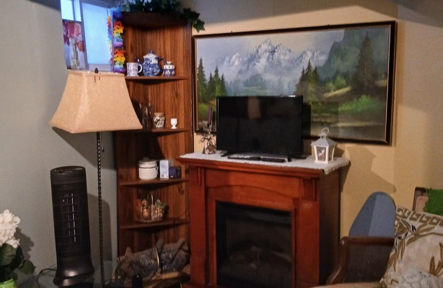 Clean, Private Room with Private Entrance - close to amenities, on bus routen