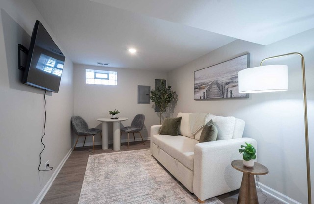 Clean Safe Chicago Basement Apartment Washer Dryer Near Transit to Downtown