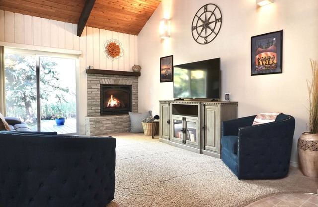 Clean Sandpoint condo in quiet lakefront community w/pool, tennis courts
