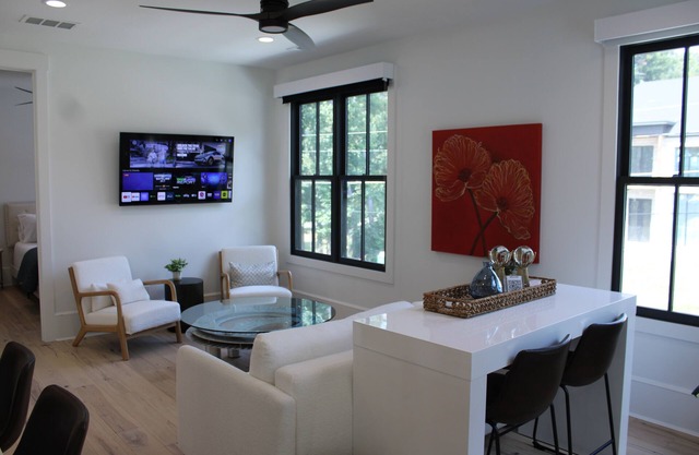 Clean, Stylish 1 Bedroom Apartment - Minutes from Downtown Alpharetta/Avalon