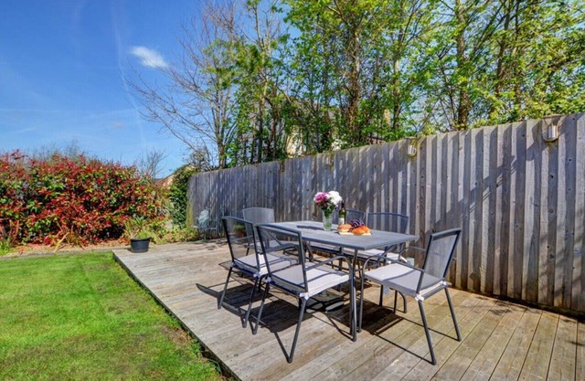 Cleeve - Three Bedroom House, Sleeps 6