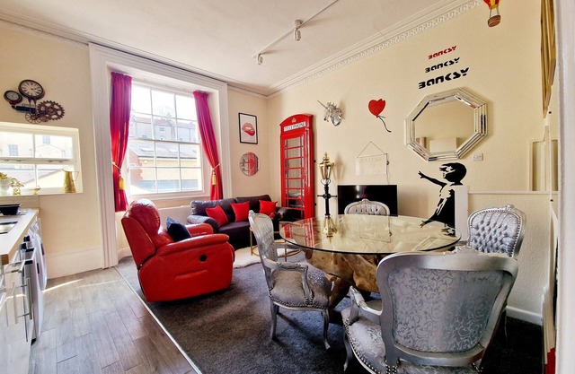 Clifton Banksy Themed Period Flat, Parking x 1, Garden