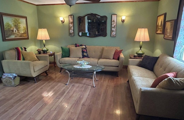 Close to BEACH! Family Friendly! Great Kitchen, sleeps 9, clean, comfy, peaceful