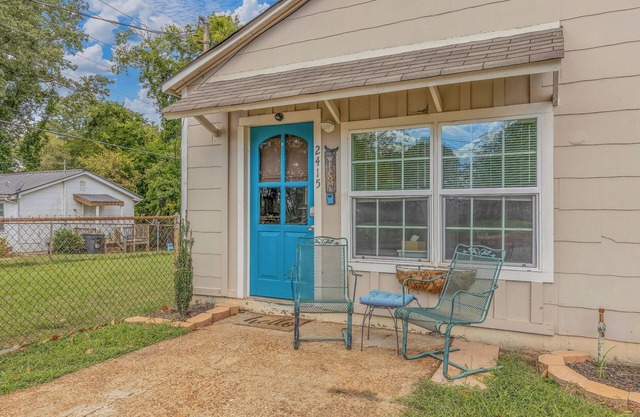 Close to Hospital and Downtown, Eastside Bungalow, Dogs Welcome + Fee