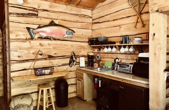 CLOSE to Kenai and Kasilof rivers! Perfect location for all your outdoor needs.