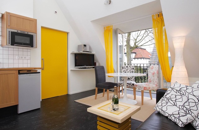 Close to nature & center: 2-room apartment with french balcony