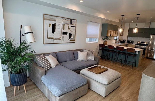 Close to Universal Studios Family friendly Townhouse!