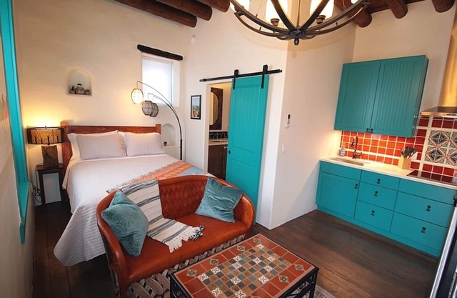 Closson Studio- Stylish | Near Plaza | Queen bed