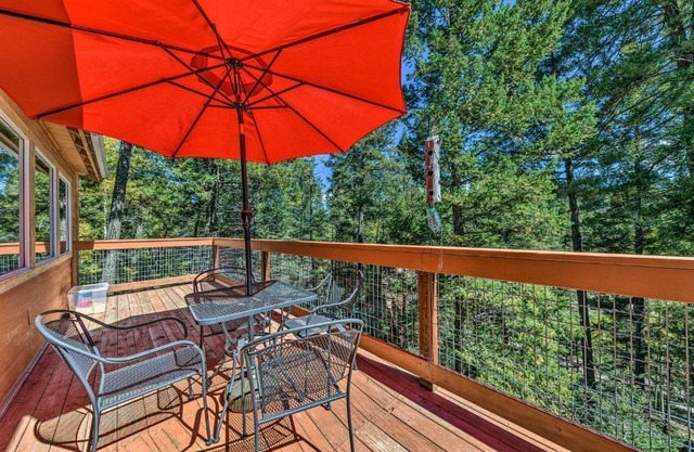 Cloudcroft Cabin with Deck Less Than 2 Mi to Downtown!