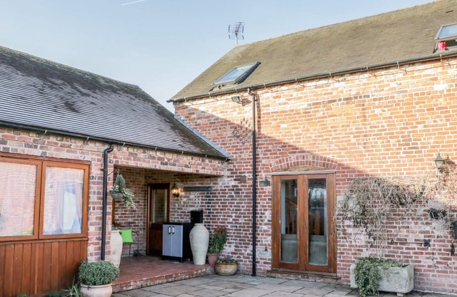 CLUN FOREST COTTAGE, pet friendly, with a garden in Much Wenlock