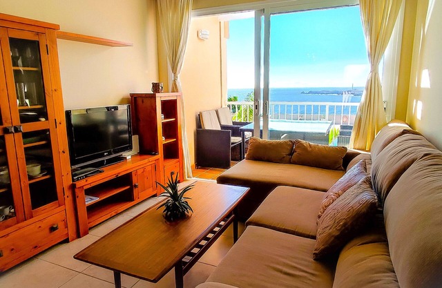 Coast, 4 people, sea and pool view, free WiFi