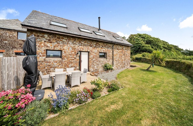 COAST VIEW, family friendly, with open fire in Hartland