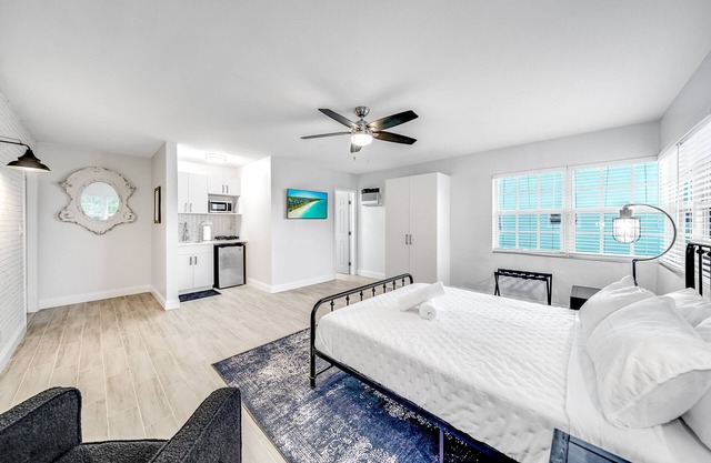 Coastal Beach Studio! Walk to Beach & Shops!