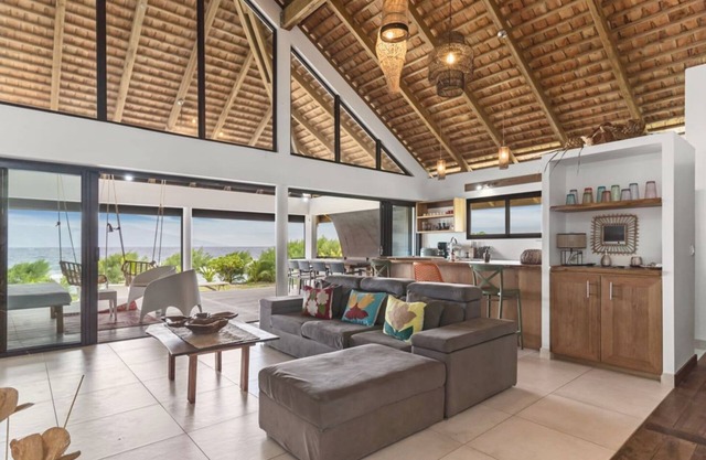 Coastal Bliss: 1BR Bungalow by the Sea in Moorea