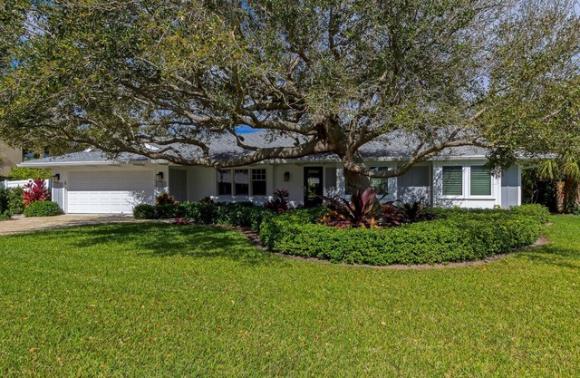 COASTAL CONTEMPORARY - Luxurious 4-BR Home, 2 minute walk to beach