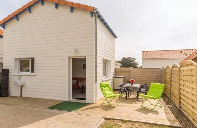 Coastal Cottage, 200m from the Sea - Terrace, Parking, Wifi, and Pet-Friendly