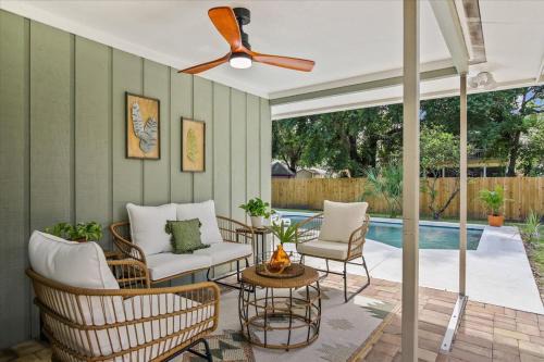 Coastal Pool Bungalow - 15 Mins to Famous Beaches
