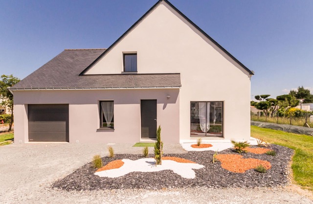 Coastal Retreat: Modern Home 100m from Sea, Close to Shops, Spacious Garden, WiFi, Baby-Friendly